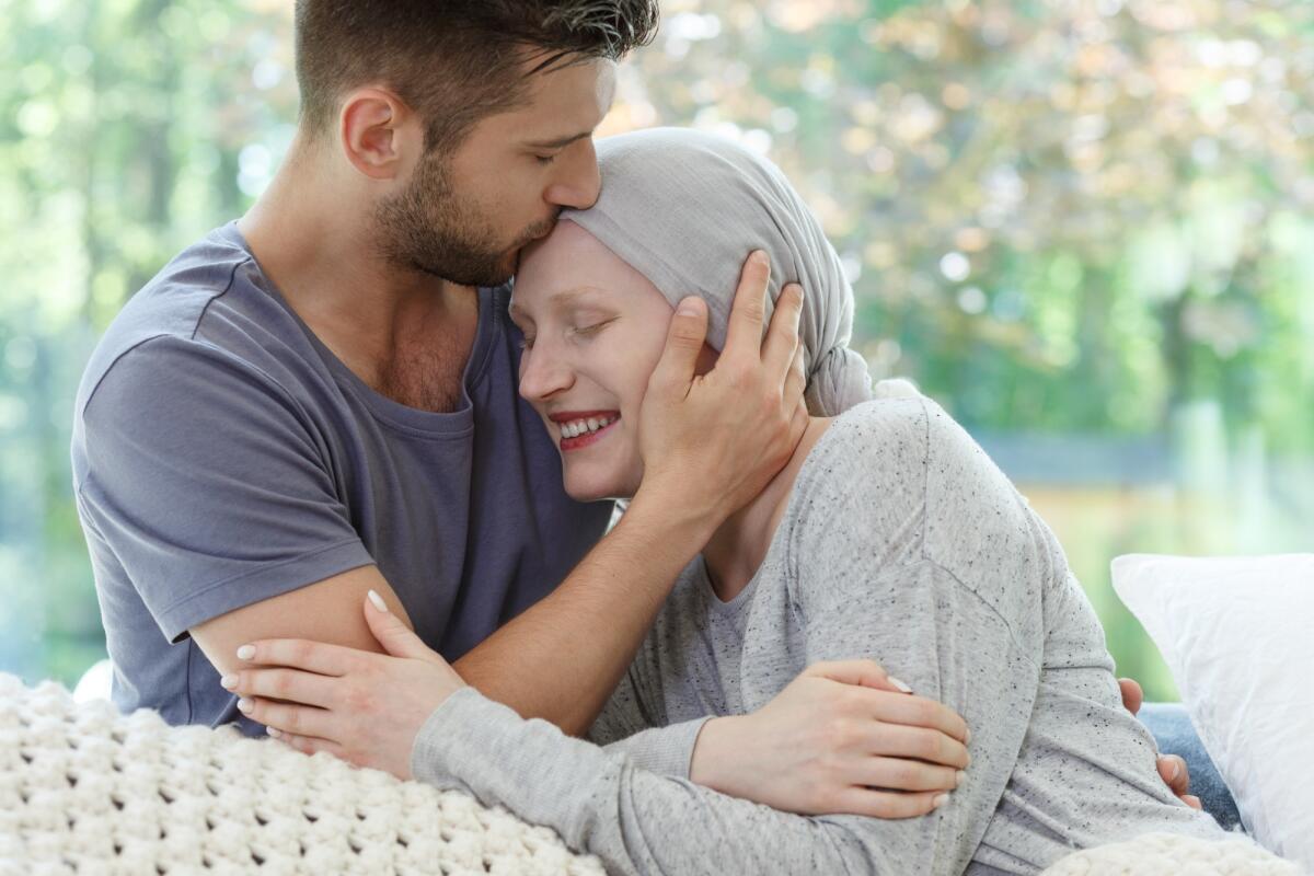 LUMYKRAS: una nuova speranza nella lotta contro il cancro al polmone (ma non ancora disponibile in Italia) - Young sick woman being kissed on the head
