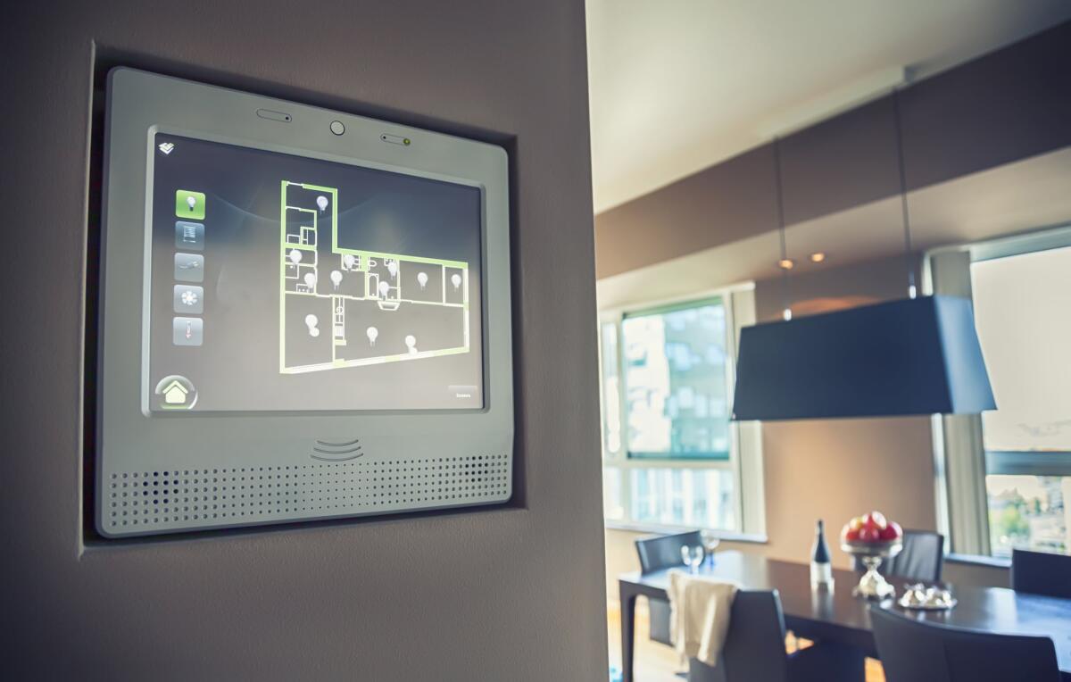 I consigli per automatizzare la tua casa vacanze - home computer panel for managing home light and apparatus