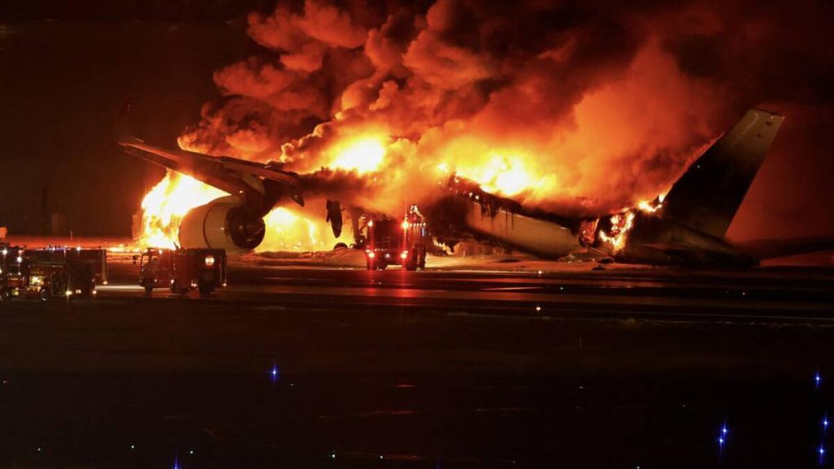 Incidente aereo a Tokyo: scontro e fiamme in pista, cos'è successo - 