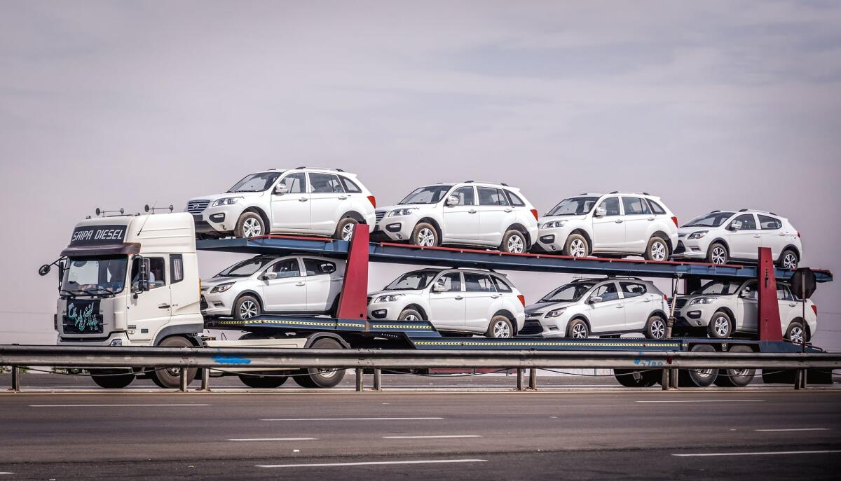La Cina supera il Giappone e diventa il più grande esportatore di veicoli al mondo - Isfahan Province, Iran - October 19, 2016: Lifan cars from China transported by truck on the road in Iran