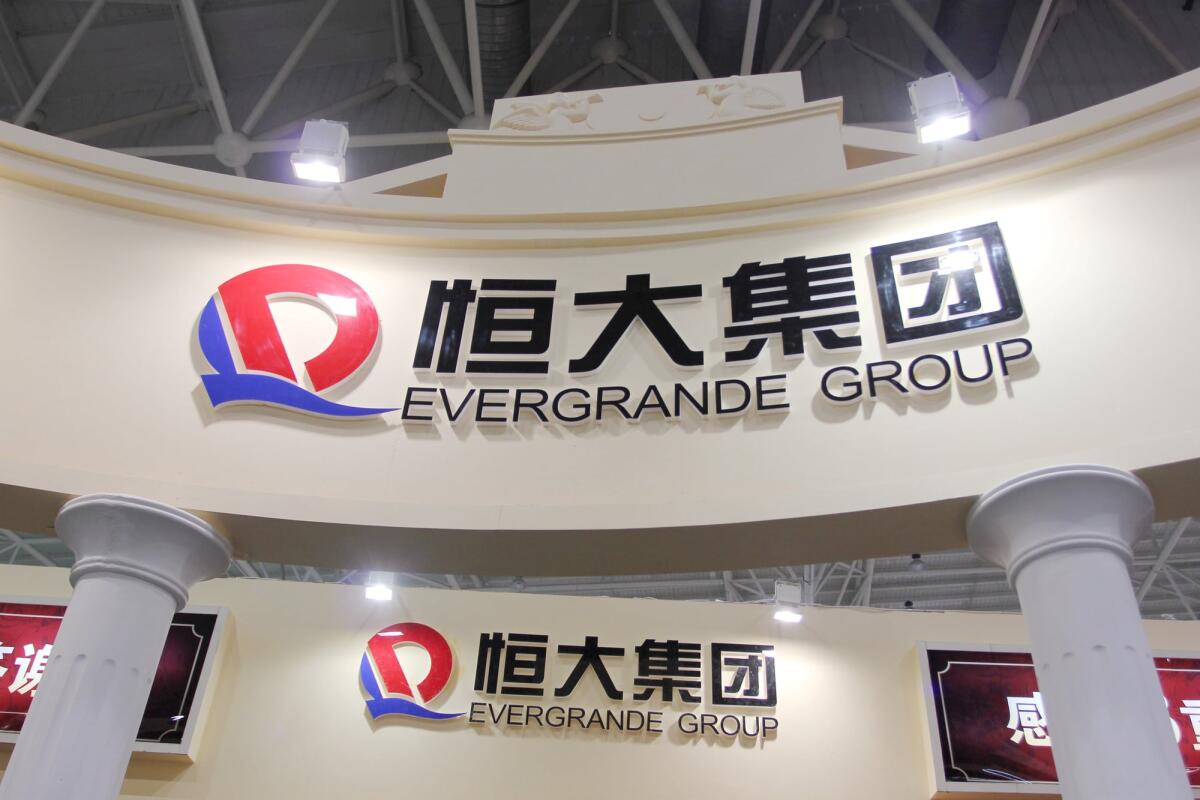Il colosso crolla: impatto e conseguenze della liquidazione di China Evergrande - --FILE--View of the stand of Evergrande Group during a real estate fair in Wuhan city, central Chinas Hubei province, 13 September 2013.

Evergrande Real Estate Group Ltd., Chinas third-biggest developer by sales volume, posted a 66 percent increase 