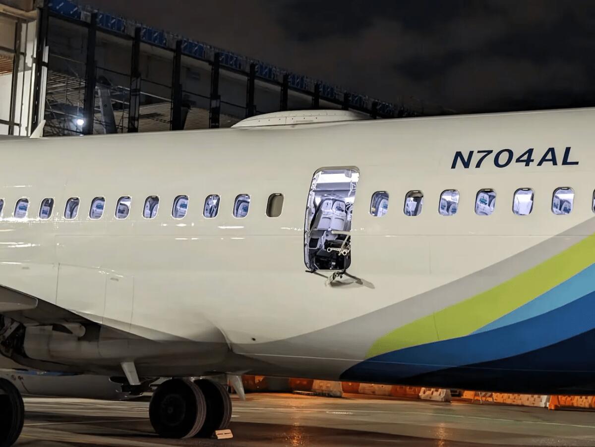 La FAA sospende temporaneamente le operazioni dei Boeing 737 MAX 9 dopo l'incidente di Alaska Airlines - 
