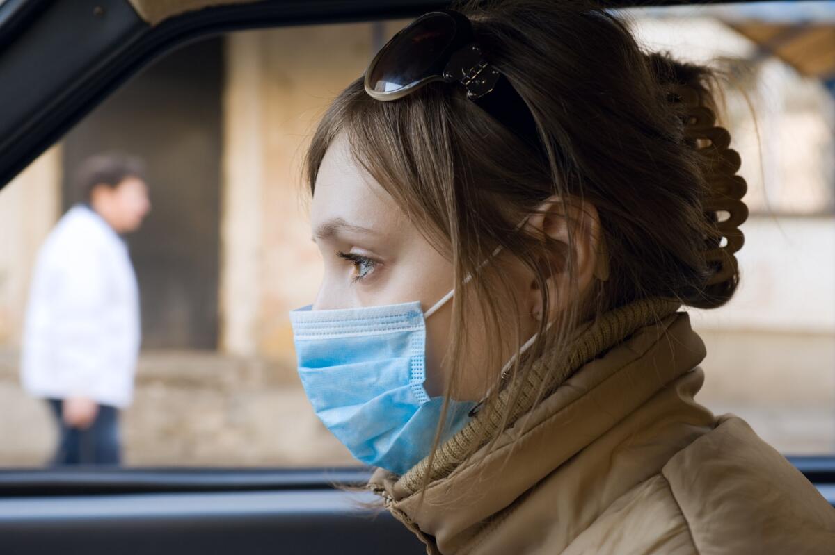 L'influenza H1N1 ha causato due morti a Vicenza: un appello alla vaccinazione - Protective mask from the swine influenza A(H1N1)