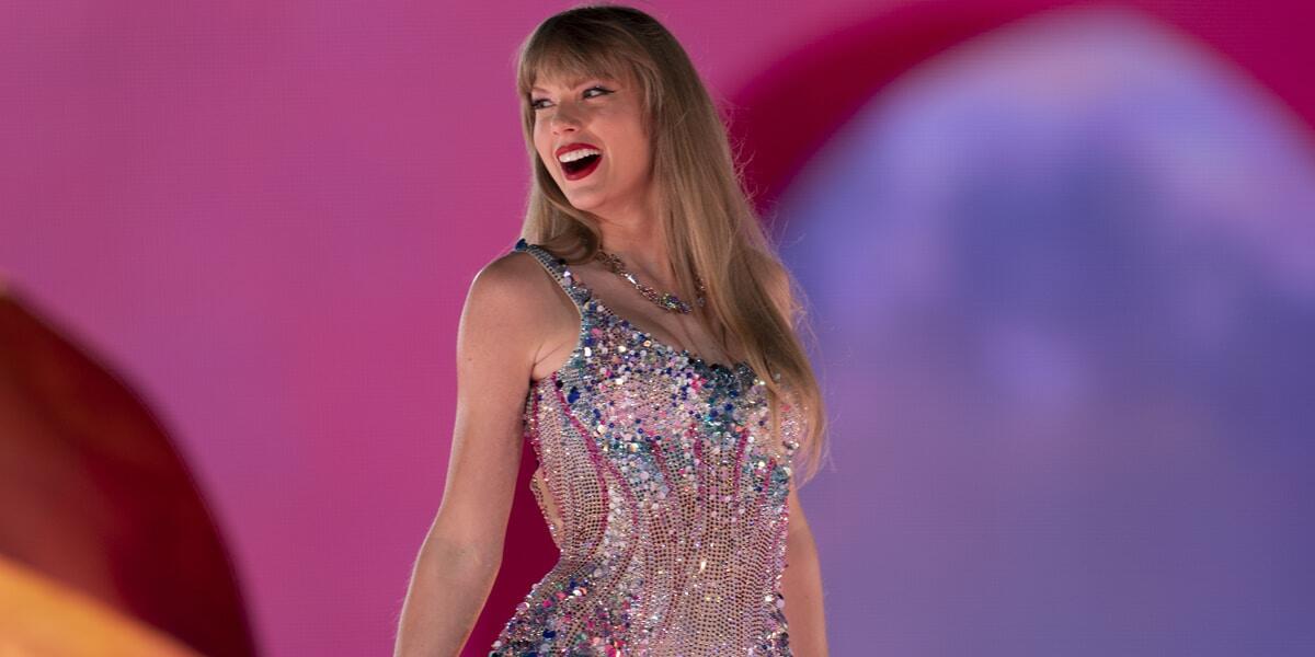 Taylor Swift supera il record di Elvis Presley: regina indiscussa delle classifiche USA - FILE - Taylor Swift performs during "The Eras Tour," Friday, May 5, 2023, at Nissan Stadium in Nashville, Tenn. Ticketmaster abruptly postponed ticket sales for six of Swift's upcoming shows in France on Tuesday, July 11, 2023. An explanation wasn’t 