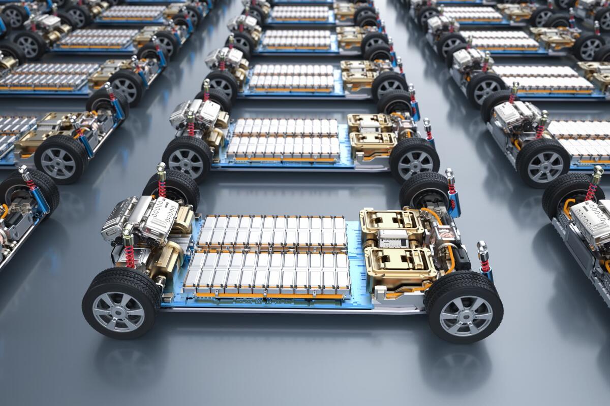 Il dibattito sui depositi di 14,8 milioni di tonnellate di litio in Thailandia - 3d rendering group of electric cars with pack of battery cells module on platform in a row