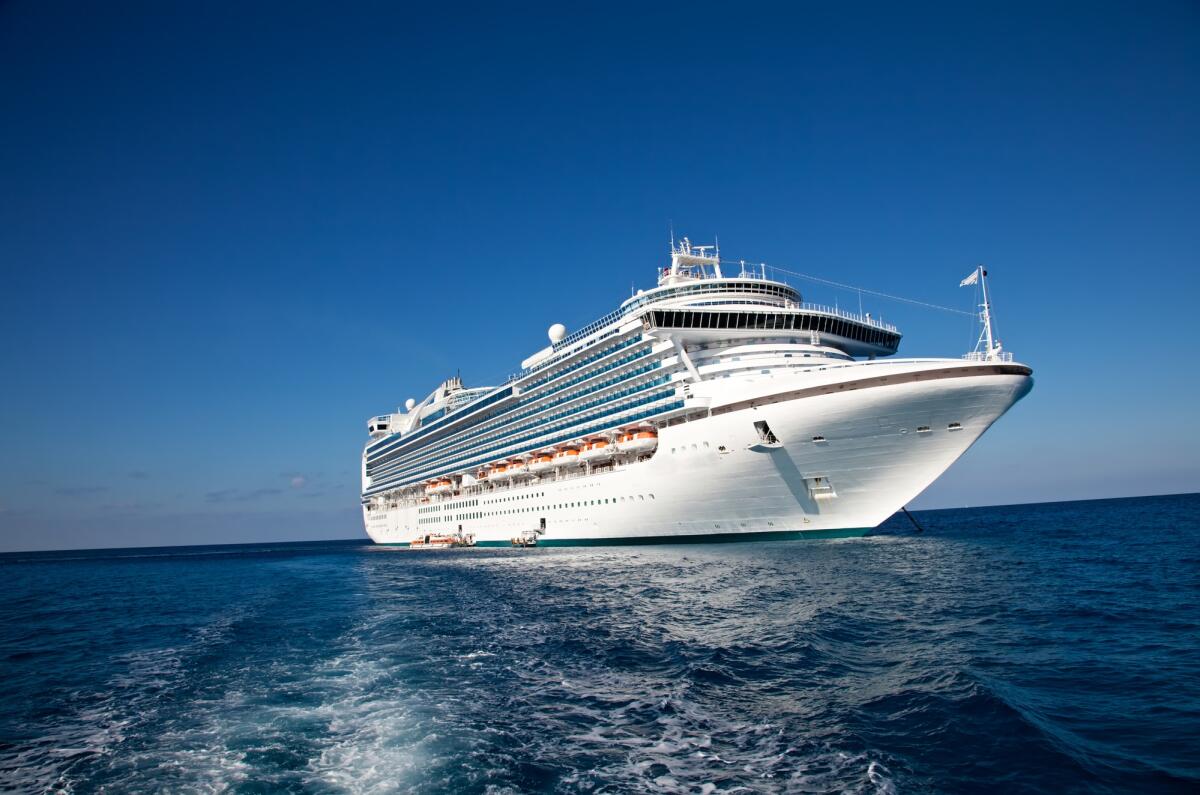 Come fa una nave a galleggiare in acqua? - Cruise Ship in Caribbean Sea