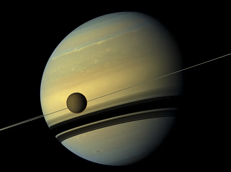 Vista a colori naturali di Titano e Saturno dalla navicella spaziale Cassini della NASA. Credits: NASA/JPL-Caltech/Istituto di Scienze Spaziali