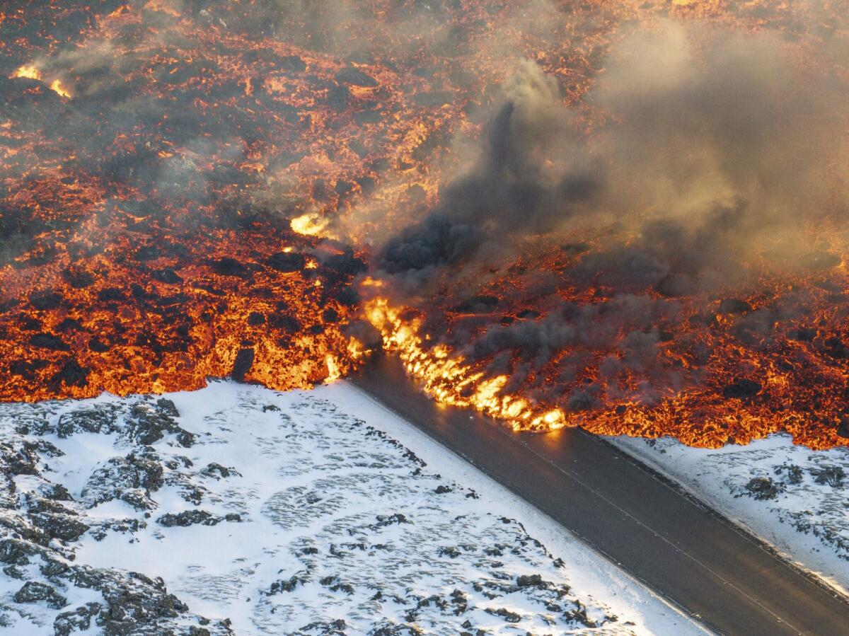 Islanda: terza eruzione vulcanica in due mesi nella penisola di Reykjanes - Lava crosses the main road to Grindavík and flows on the road leading to the Blue Lagoon, in Grindavík, Iceland, Thursday, Feb. 8, 2024. A volcano in southwestern Iceland has erupted for the third time since December and sent jets of lava into the sk