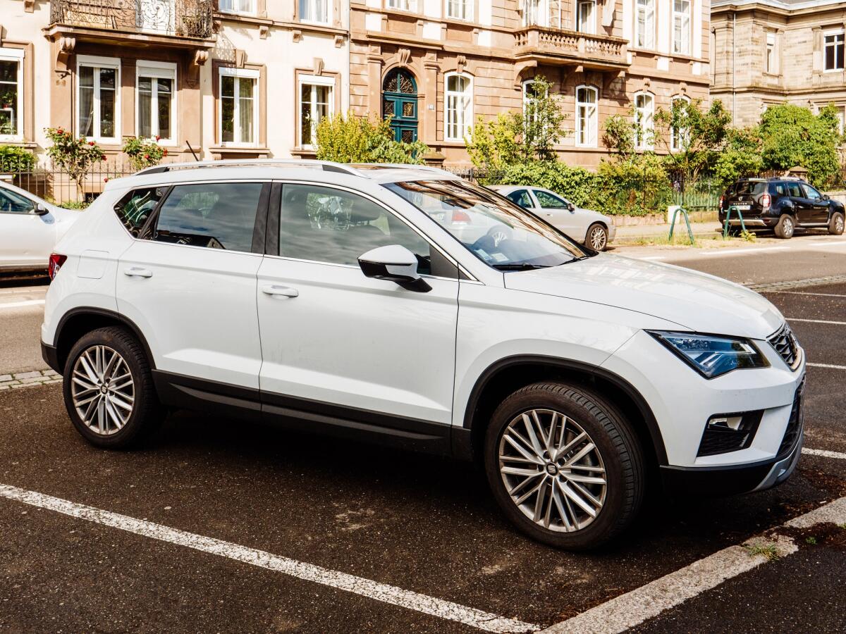 Parigi contro i SUV: parcheggio a 18 euro l'ora in centro - PARIS, FRANCE - MAY 3, 2017: Seat Ateca white SUV sport utility vehicle parked in French city urban parking