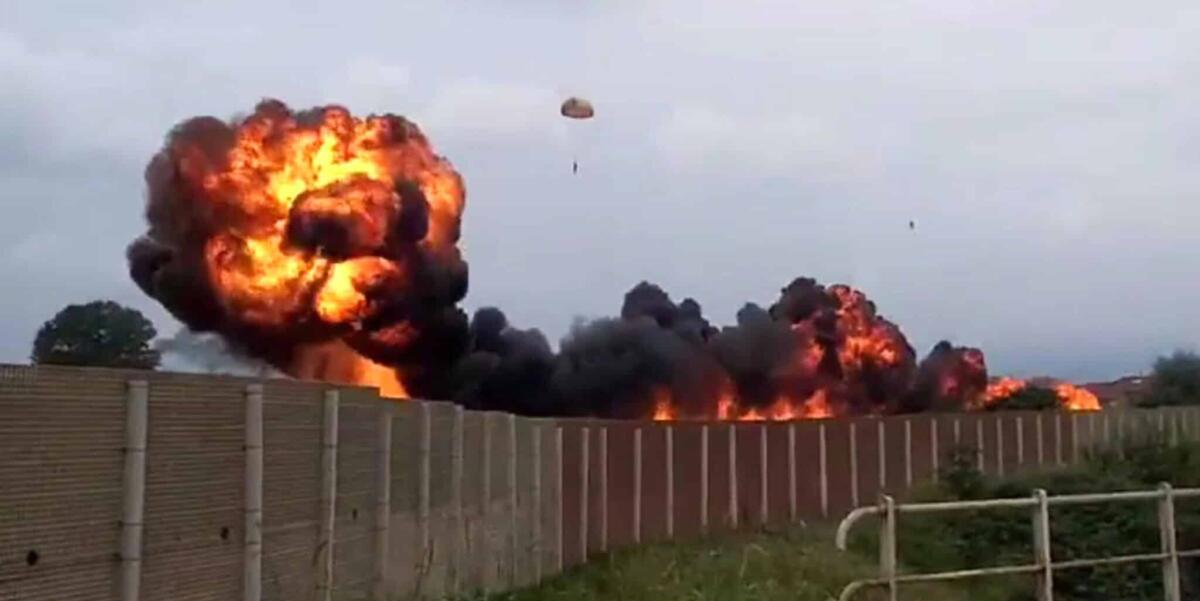 Incidente delle Frecce Tricolori a Torino: scartata l'ipotesi di bird strike - Fermoimmagine di un video dello schianto della Freccia Tricolore nei pressi
dell'aeroporto di Torino-Caselle, diventato subito virale sul web.
Il pilota si Ë salvato, purtroppo una bimba di cinque anni Ë morta. +++NO ARCHIVE - NO SALES+++
