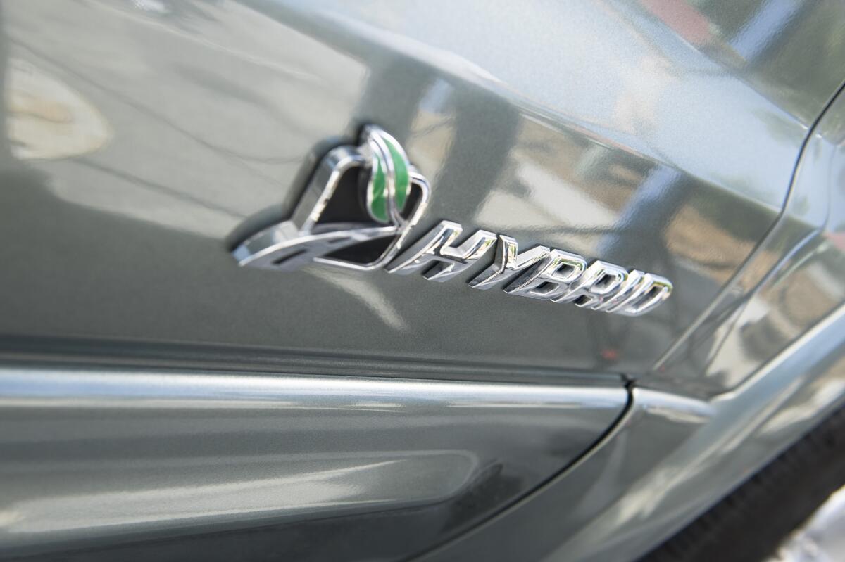 Come e dove acquistare auto ibride usate - Close up of sing on hybrid car