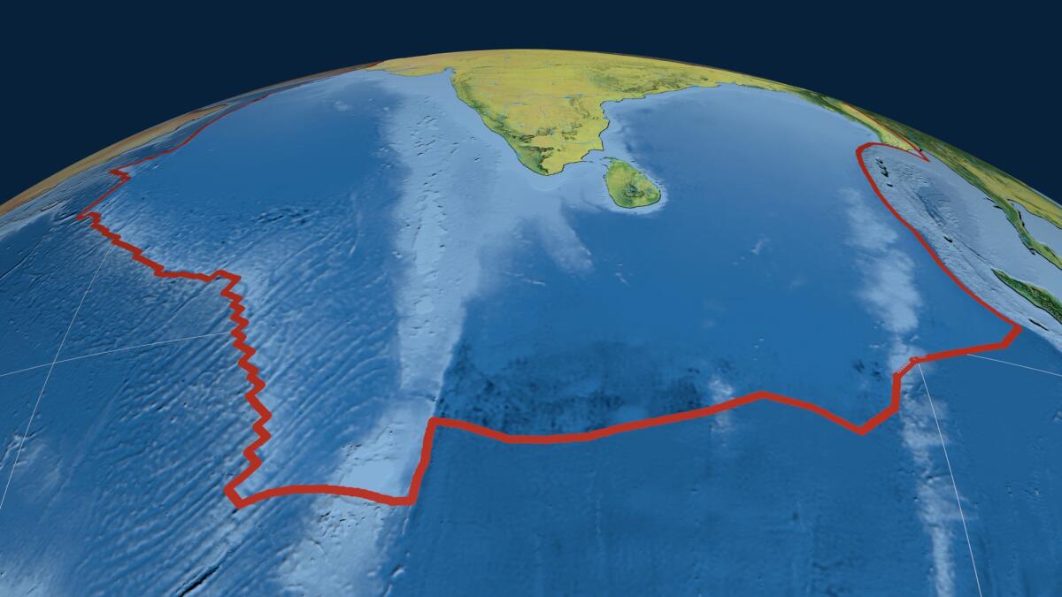 I cavi sottomarini potrebbero essere usati come una rete di sensori per monitorare fenomeni sismici e correnti oceaniche - Indian tectonic plate outlined on the globe. topographic map. 3D rendering