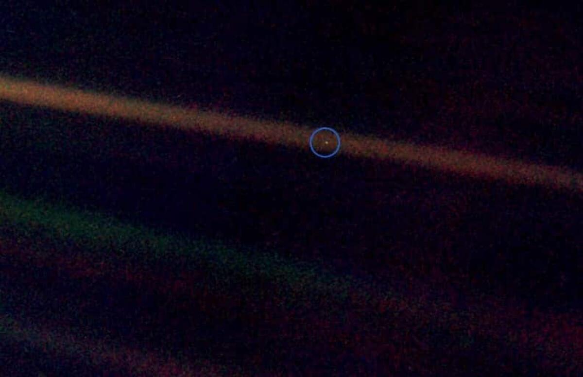 San Valentino nello spazio: la foto del "Pallido Puntino Blu" fu scattata il 14 febbraio 1990 - 
