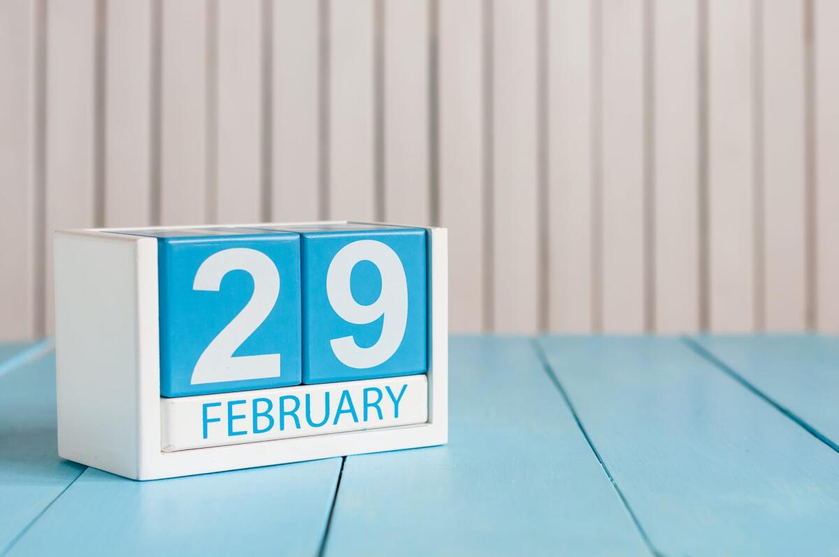 Perché viene aggiunto il 29 febbraio ogni quattro anni? - February 29th. Cube calendar for february 29 on wooden surface with empty space for text. Leap year, intercalary day.