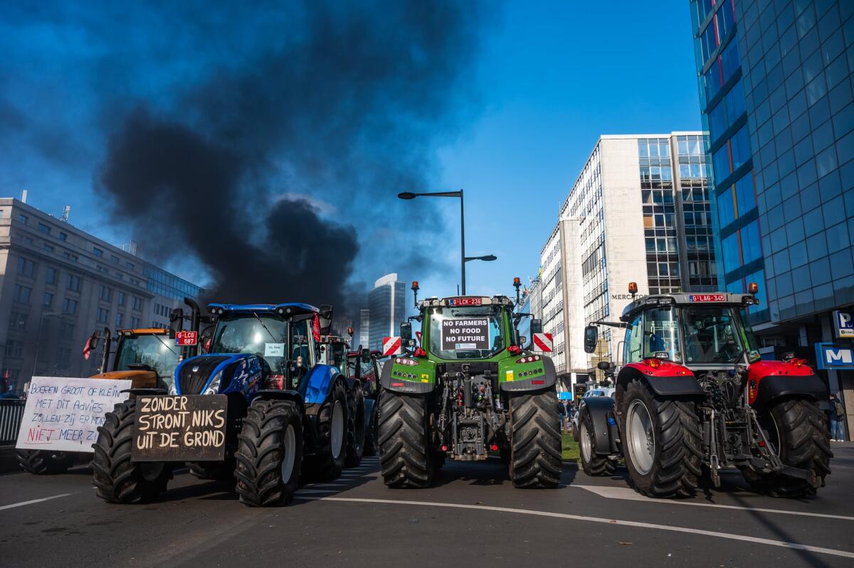 Protesta dei trattori: cosa chiedono gli agricoltori? - Brussels Capital Region, Belgium - March 3, 2023 Farmers protesting with tractors for the governmental descision about the use of nitrogen