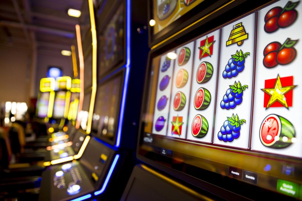 Scienza e innovazione tecnologica: come funzionano le slot machine? - Computer monitor of slot machines in casino equipment exhibition. Fruits.