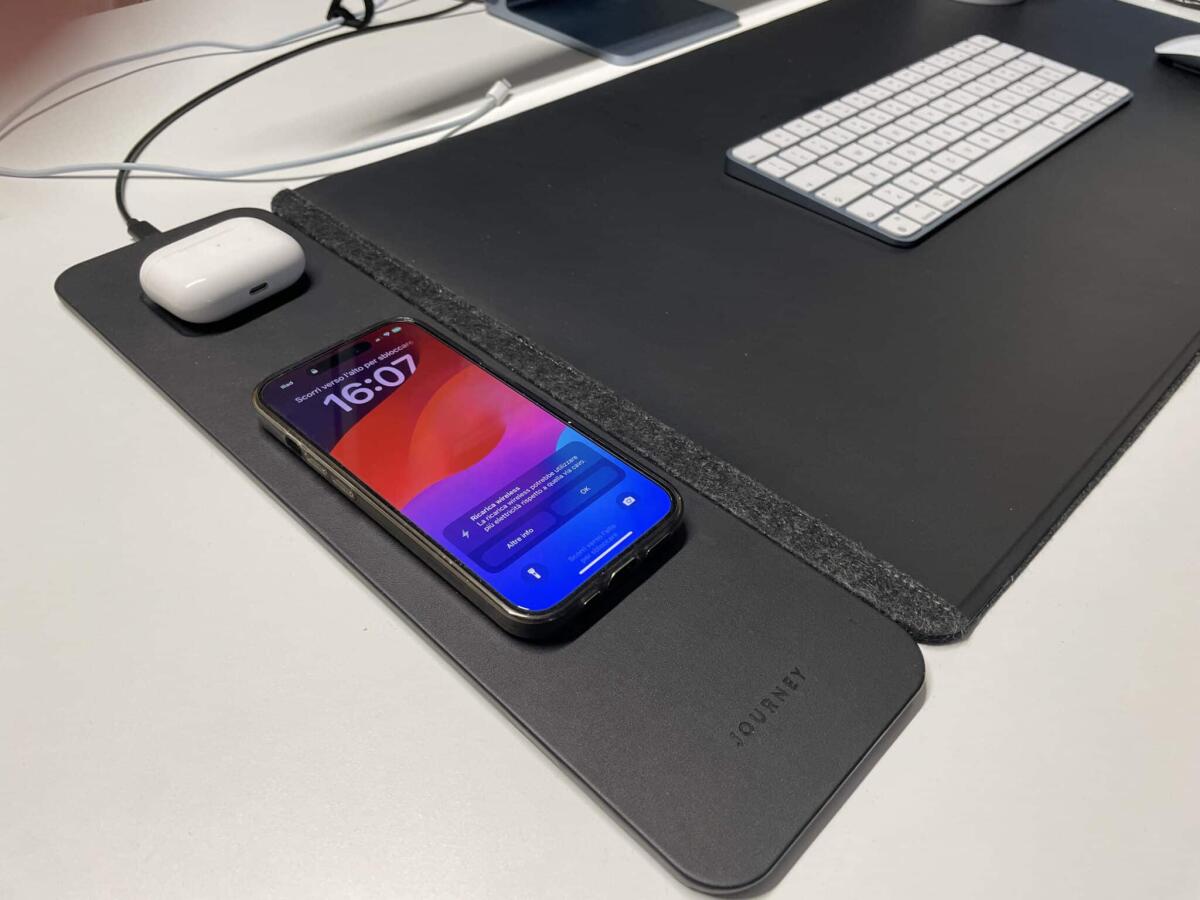 ALTI, il tappetino con ricarica wireless di Journey per una scrivania pratica e sempre in ordine - 