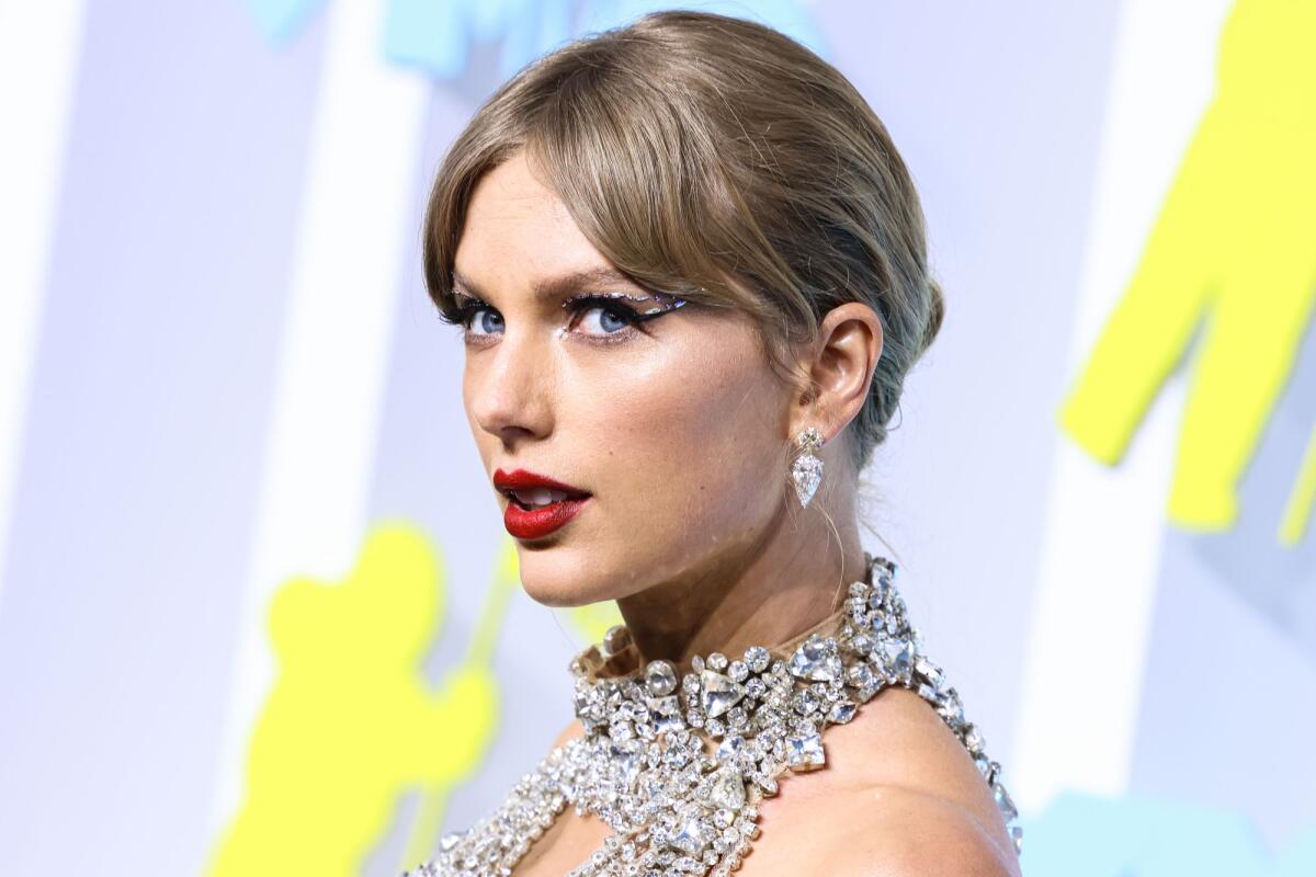 Taylor Swift è la prima artista a vincere per la quarta volta il Grammy per il miglior album dell'anno - Taylor Swift wearing an Oscar de la Renta dress, Christian Louboutin shoes, and Lorraine Schwartz jewelry arrives at the 2022 MTV Video Music Awards held at the Prudential Center on August 28, 2022 in Newark, New Jersey, United States. (Photo by Xavi