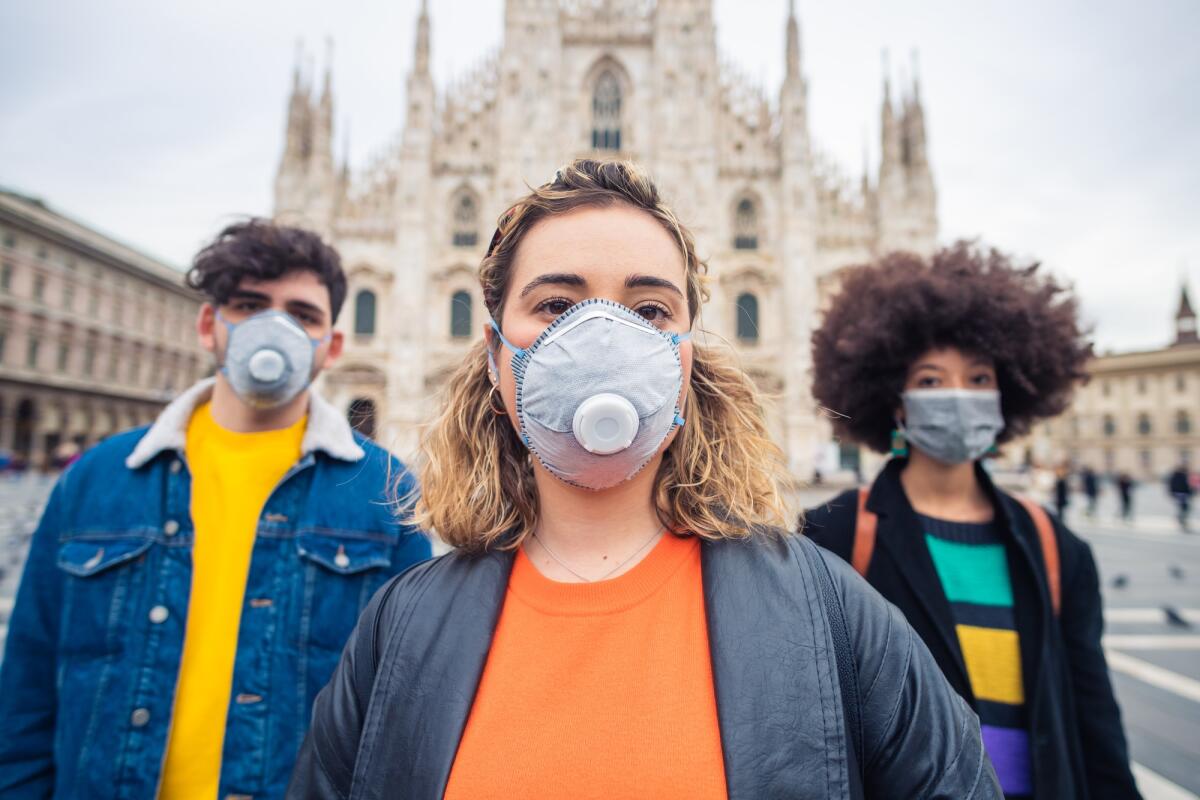 Allarme smog a Milano: ieri era la terza città con la peggiore qualità dell'aria al mondo - Three multiethnic friends wearing medical mask protecting from pollution and virus - anti-smog, infection, protester concept