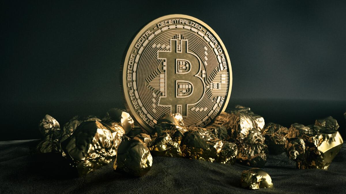 Il Bitcoin ha superato la soglia dei 57 mila dollari - Golden Bitcoin Coin and mound of gold. Bitcoin cryptocurrency. Business concept.