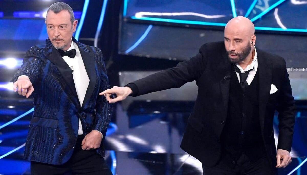La bufera delle scarpe a Sanremo 2024: cosa sappiamo della pubblicità occulta di John Travolta - Sanremo Festival host and artistic director Amadeus (L) with US actor John Travolta on stage at the Ariston theatre during the 74th Sanremo Italian Song Festival, in Sanremo, Italy, 07 February 2024. The music festival will run from 06 to 10 February