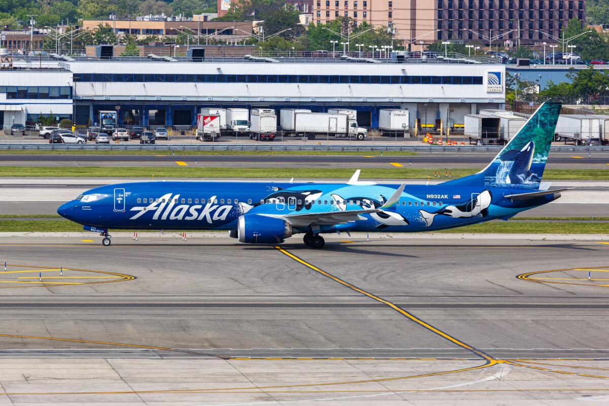 Al pannello del Boeing 737 Max 9 di Alaska Airlines mancavano dei bulloni - New York, United States - May 12, 2023: Alaska Airlines Boeing 737-9 MAX airplane with West Coast Wonders special livery at New York JFK Airport in the United States.