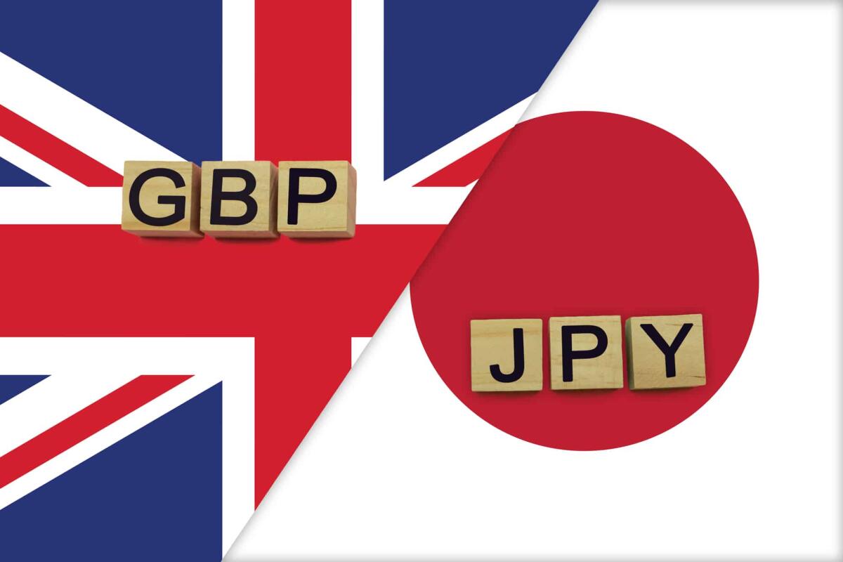Giappone e Regno Unito in recessione: Germania è la terza economia mondiale - United Kingdom and Japan currencies codes on national flags background. International money transfer concept