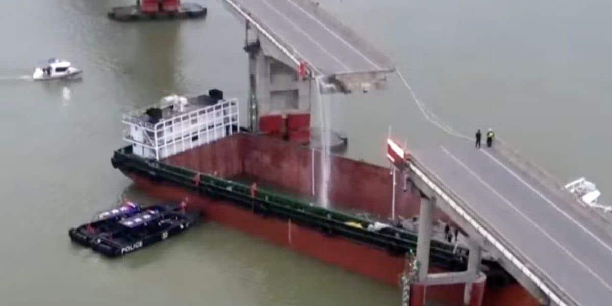 In Cina una portacontainer si schianta contro un ponte: almeno 2 morti - 