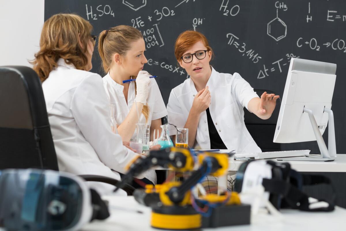 L'11 febbraio si celebra la Giornata internazionale delle donne e ragazze nella scienza - Shot of chemistry students and their teacher dedicated to science
