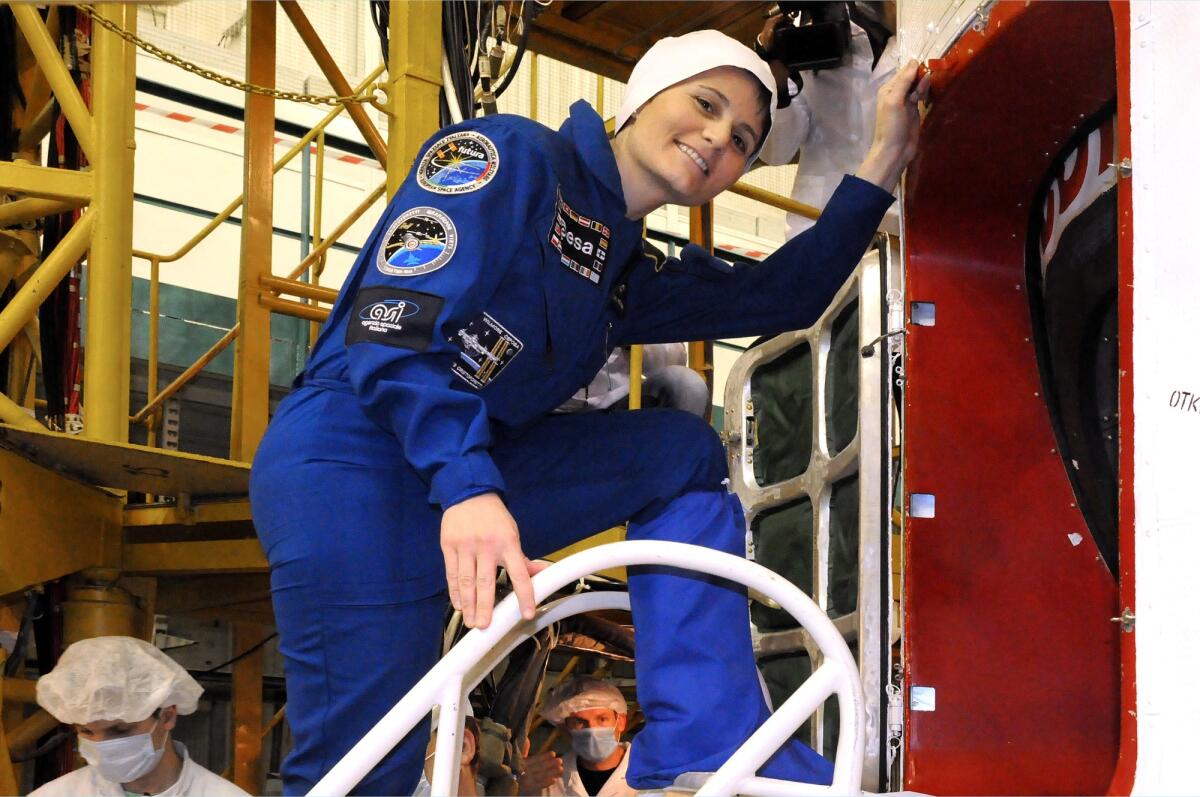 Samantha Cristoforetti alla guida del programma per lo sviluppo di navette cargo commerciali verso l'orbita LEO - BAIKONUR, KAZAKHSTAN  NOVEMBER 19, 2014:  ISS Expedition 42-43 Italian crewmember Samantha Cristoforetti (ESA) flashes a smile while she gets into the Russian Soyuz TMA-15M spacecraft for the fit check in the Baikonur Cosmodrome Integration Facility