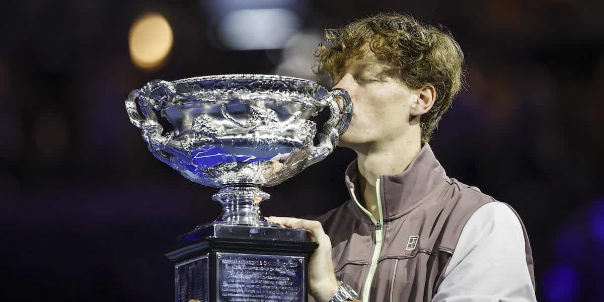 Quanto guadagna Jannik Sinner? - epa11110507 Jannik Sinner of Italy kisses the Norman Brookes Challenge Cup trophy after winning the Men's Singles final match against Daniil Medvedev of Russia at the 2024 Australian Open tennis tournament, in Melbourne, Australia, 28 January 2024.  
