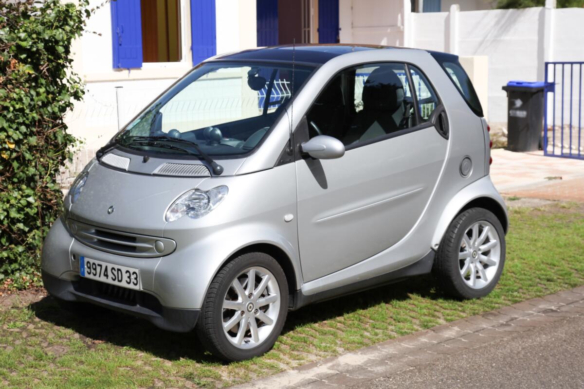 La fine di un'era: Smart Fortwo cessa la produzione - Bordeaux , Aquitaine / France - 11 19 2019 : fortwo Smart for Two grey car little small urban vehicle in two places