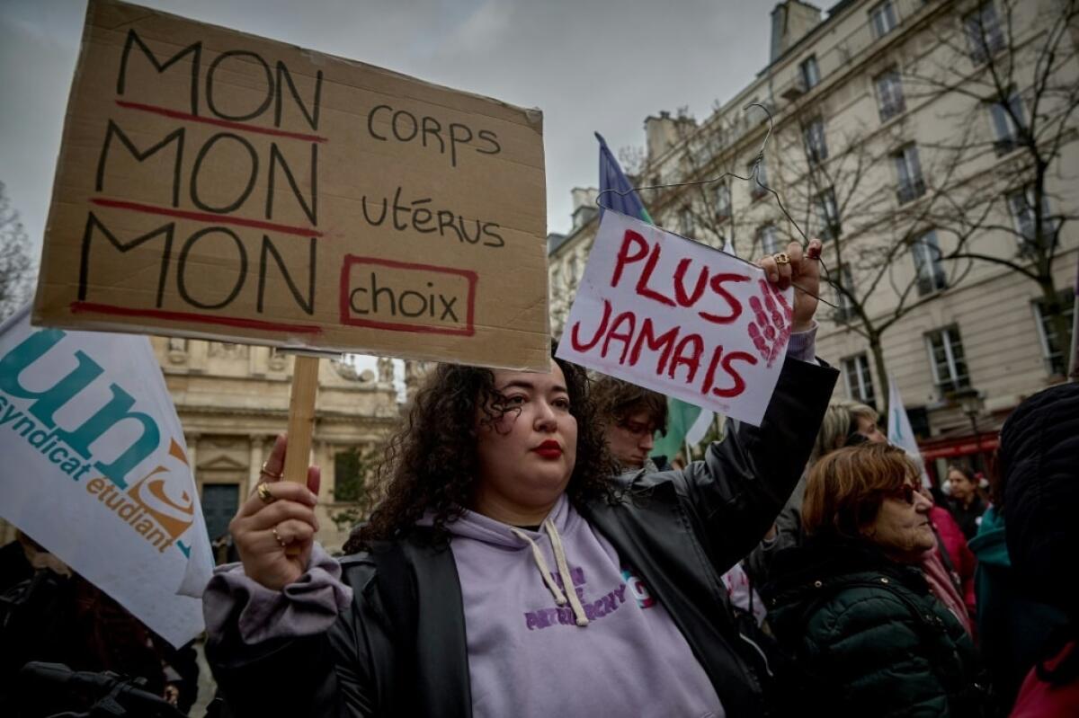Francia: l’aborto entra nella Costituzione - 