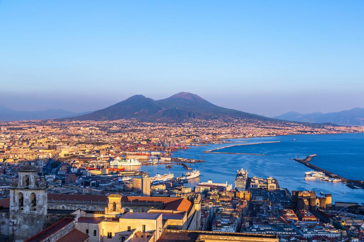 Terremoto a Napoli: scossa di magnitudo 3 avvertita in città e provincia - Napoli (Naples) and mount Vesuvius in the background at sunset in a summer day, Italy, Campania