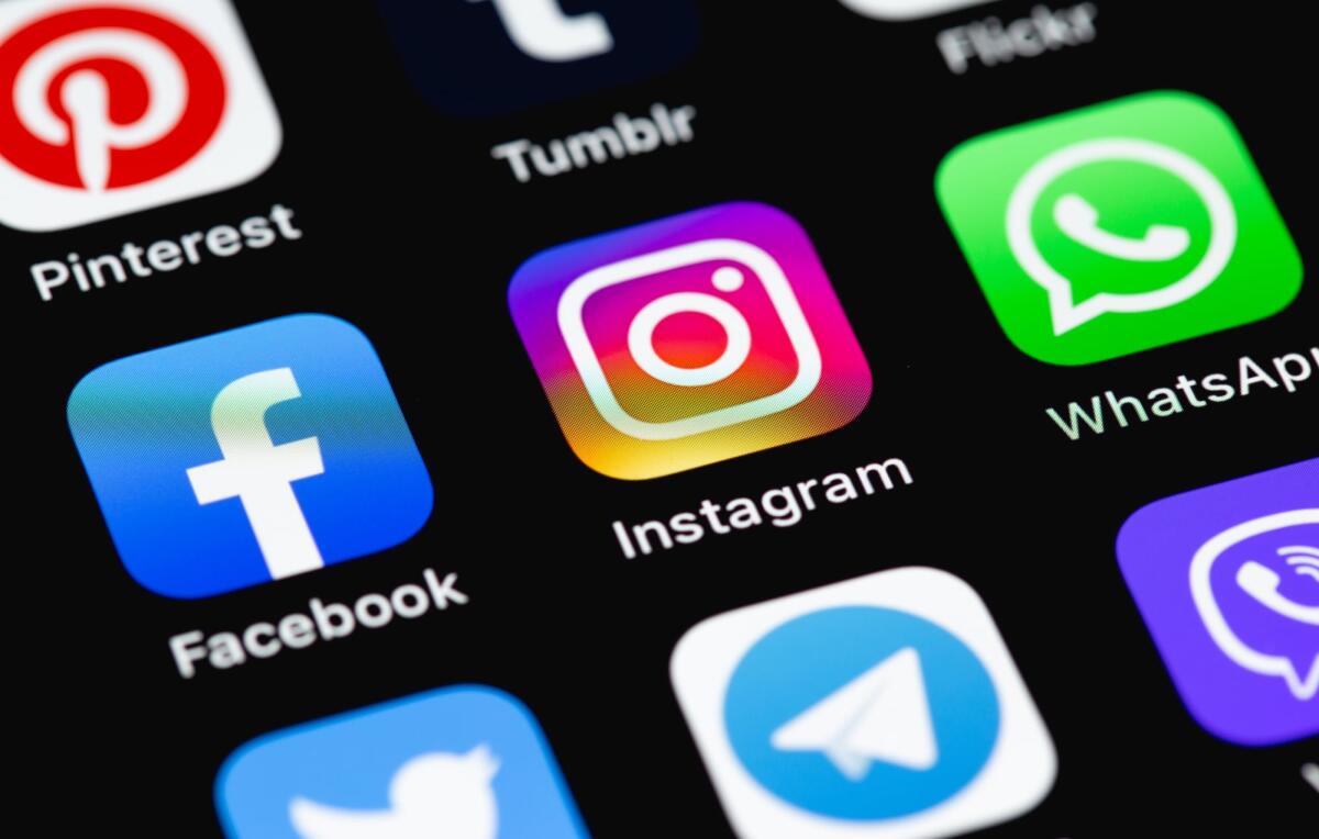 Instagram e Facebook down in tutto il mondo - showing social media mobile apps (Facebook, Instagram, WhatsApp, Telegram, Twitter) on screen macro interface smartphone iPhone. Moscow, Russia - January 12, 2021
