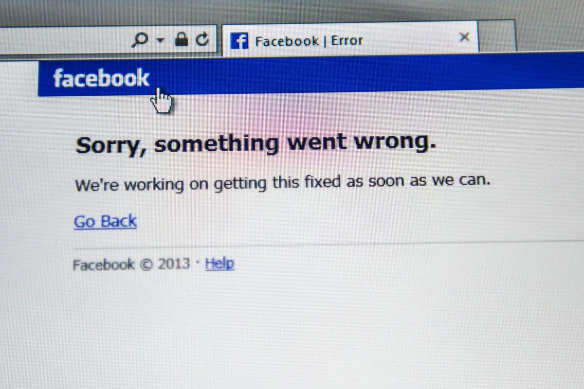 Facebook down: impossibile accedere anche su Messenger - LONDON, UNITED KINGDOM - JUNE 19, 2014: Facebook social network webpage showing text "Sorry, something went wrong" as a worldwide crash happened to millions of users on Thursday June 19 2014 in the morning.. The site was not working for about 20 minu
