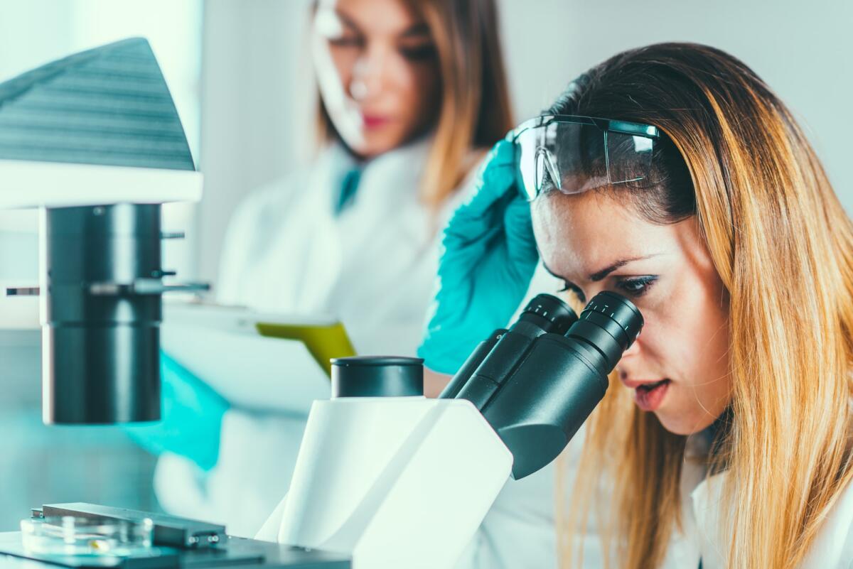 Giornata Internazionale della Donna: le scienziate che hanno fatto la storia - Female biotechnology scientists working in laboratory