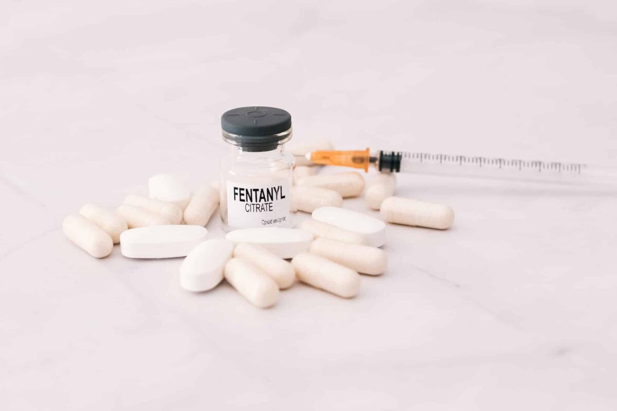 Fentanyl: la nuova droga che spaventa l'Italia - Fentanyl citrate in various forms prescribed by doctors, used illegally in overdose can cause death.