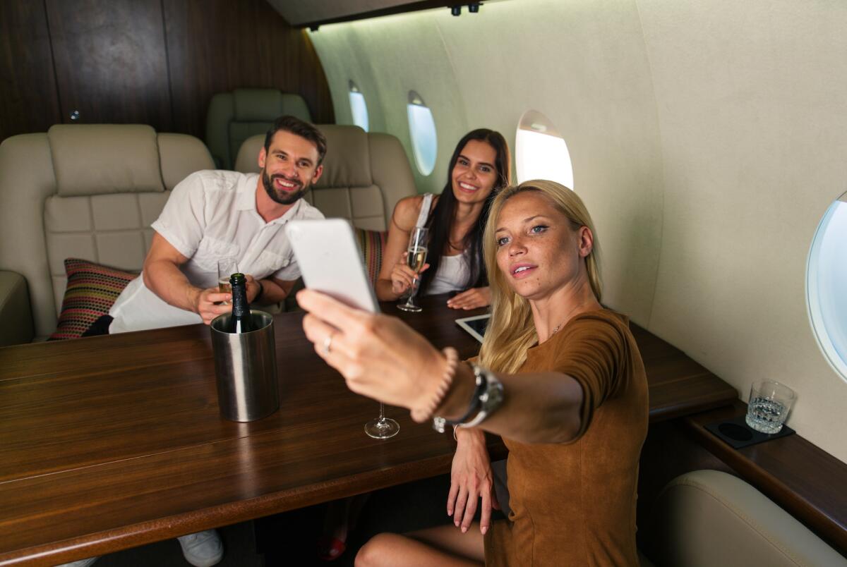 La Guardia di Finanza recupera 11 milioni di evasione fiscale da alcuni influencer tra cui Gianluca Vacchi e Luis Sal - Happy group of friends having party on a luxury private jet