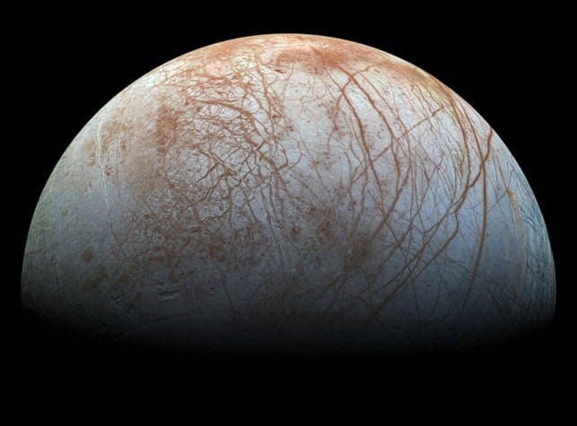 Europa, satellite di Giove. Sotto la sua superficie potrebbe esserci un oceano in grado di ospitare forme di vita. Credits: Nasa/Jpl-Caltech/Seti Institute