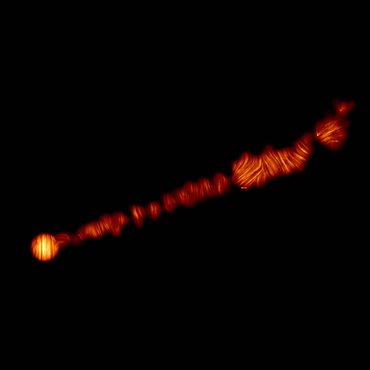 Questa immagine mostra una vista del getto nella galassia Messier 87 (M87) in luce polarizzata. L'immagine è stata ottenuta con l'Atacama Large Millimeter/submillimeter Array (ALMA) con sede in Cile, in cui l'ESO è partner, e cattura la parte del getto, c