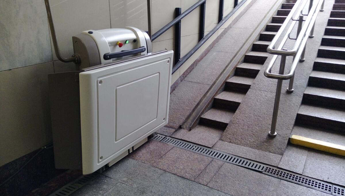 Soluzioni innovative per la prevenzione di malattie e disturbi alle ossa: il ruolo del montascale - Inclined wheelchair lift for people with disabilities. The special elevator for lifting wheelchairs for disabled people in the underpass. lift for disabled people and people with disabilities