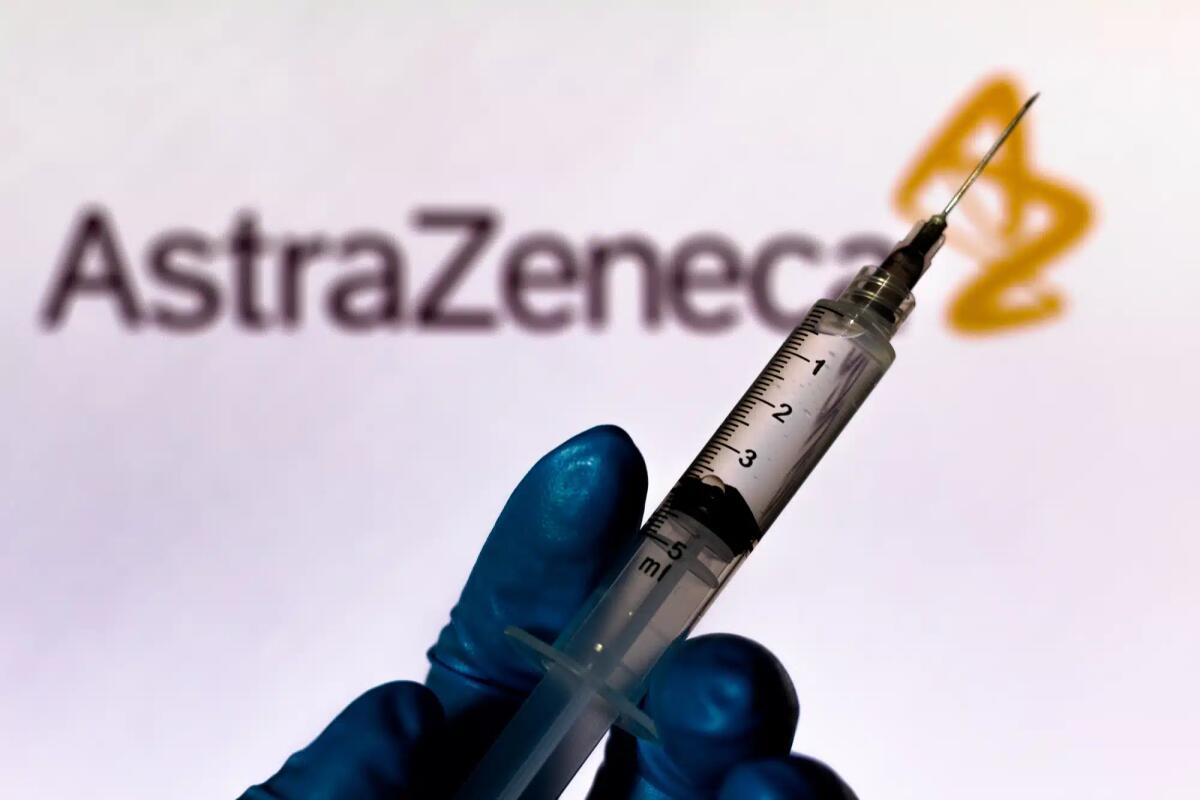 AstraZeneca riconosce la correlazione tra il suo vaccino Covid-19 e la trombosi? L'effetto collaterale estremamente raro era emerso quasi subito - 