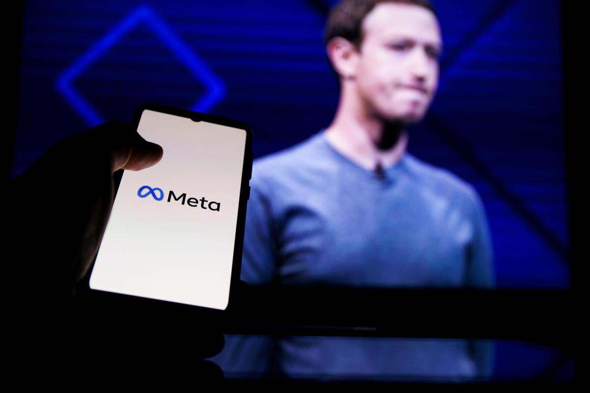 Meta AI: rilasciata la nuova versione dell'Intelligenza Artificiale del colosso di Zuckerberg - Meta logo on screen and Mark Zuckerberg is a Chief Executive Officer of Metaverse in background