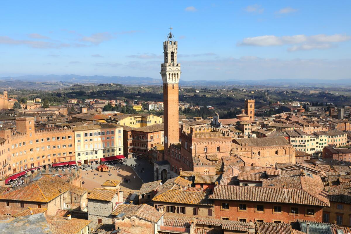 Avvertita scossa di terremoto a Siena di magnitudo 3.4 - Siena, SI, Italy - February 20, 2023: view of City with the Tower called DEL MANGIA and the Palio square