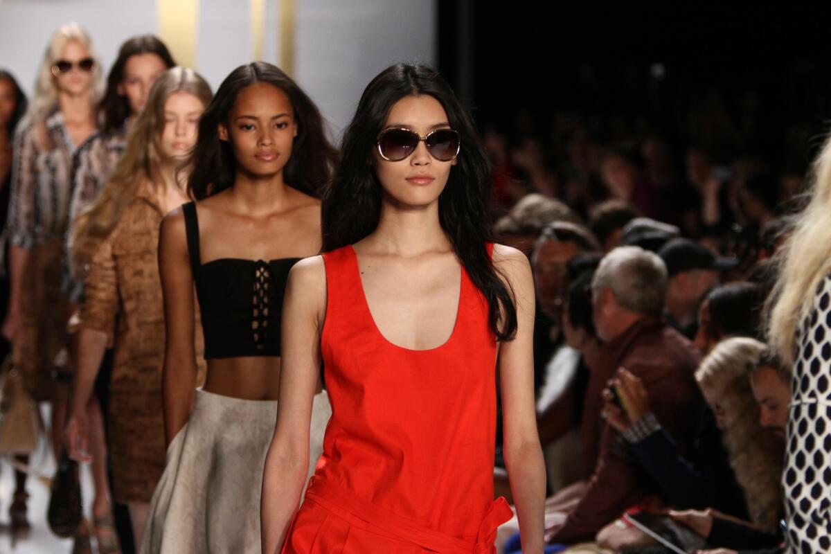 I 5 migliori capi di abbigliamento da donna per il 2024 - NEW YORK, NY - SEPTEMBER 08: Models walk the runway finale during the Diane Von Furstenberg fashion show at at Lincoln Center on September 8, 2013 in New York City.