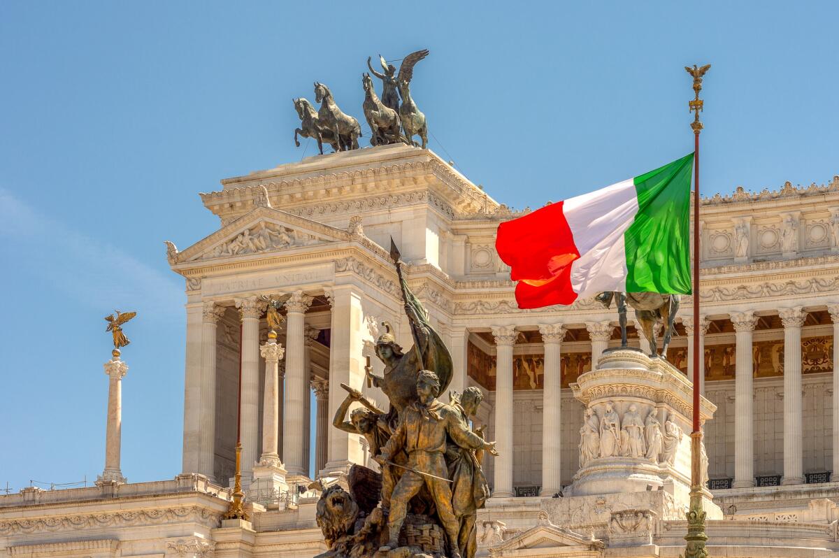 Oggi è il 25 Aprile: storia della Festa della Liberazione Italiana - Rome / Italy - May 4, 2015: The Altare della Patria (Monumento Nazionale a Vittorio Emanuele II), a monument built in honor of Victor Emmanuel, the first king of a unified Italy, in central Rome
