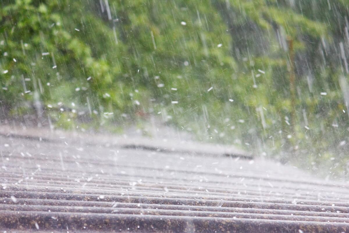 Come si forma la grandine? - summer rain with hail falls on the roof of slate