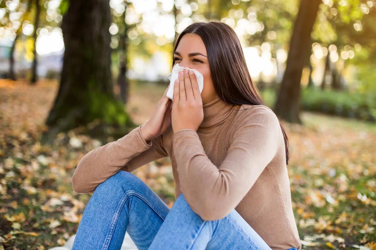 Perché alcune persone starnutiscono quando guardano verso il sole? - 