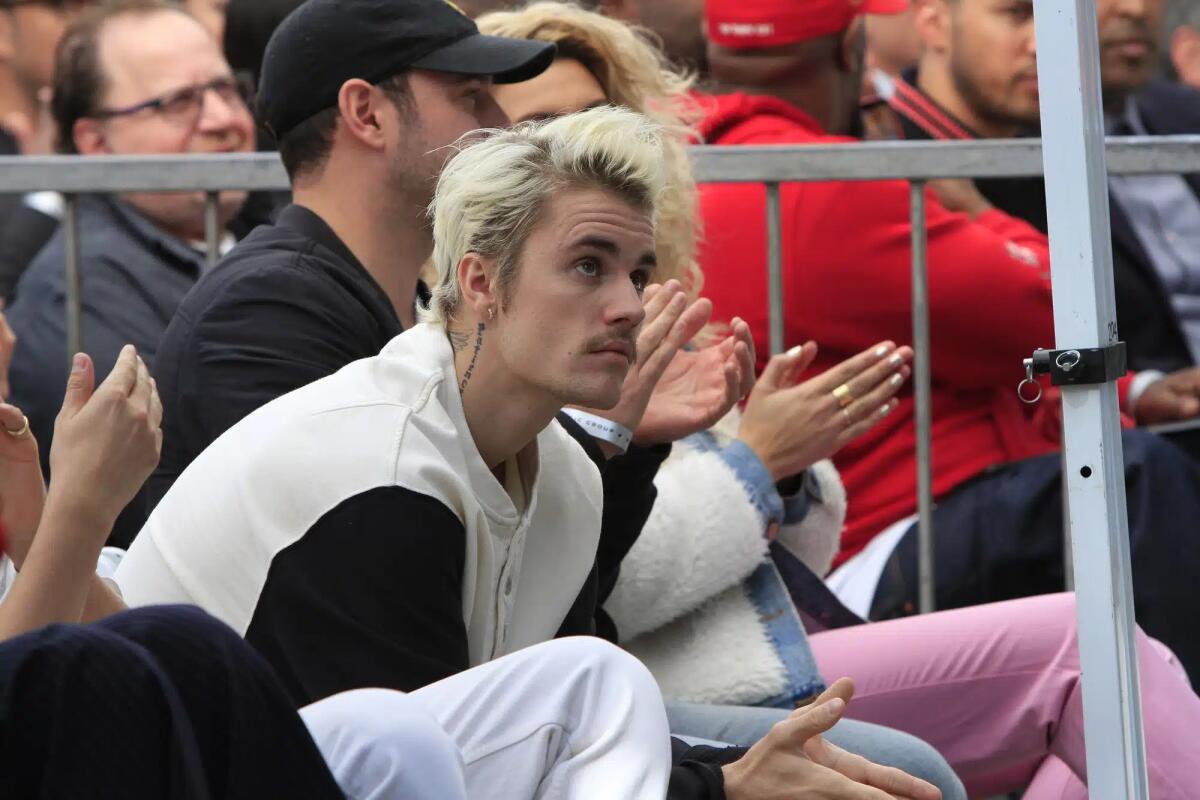 Justin Bieber ritorna a sorpresa al Coachella nonostante la sua malattia - 